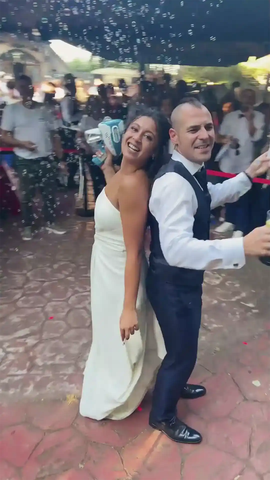 Novios e invitados disfrutando del videomatón 360º ProTour360